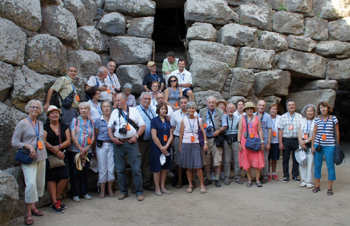 Le groupe à l'intérieur du nuraghe de Santu Antine Groupe Sardaigne2